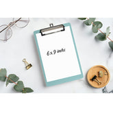 لوح كتابة بلاستيكي صغير أخضر اللون للطلاب والأطفال والنساء والمنزل مع مشبك صغير الحجم 6 × 9 بوصة، لوازم مكتبية ومدرسية